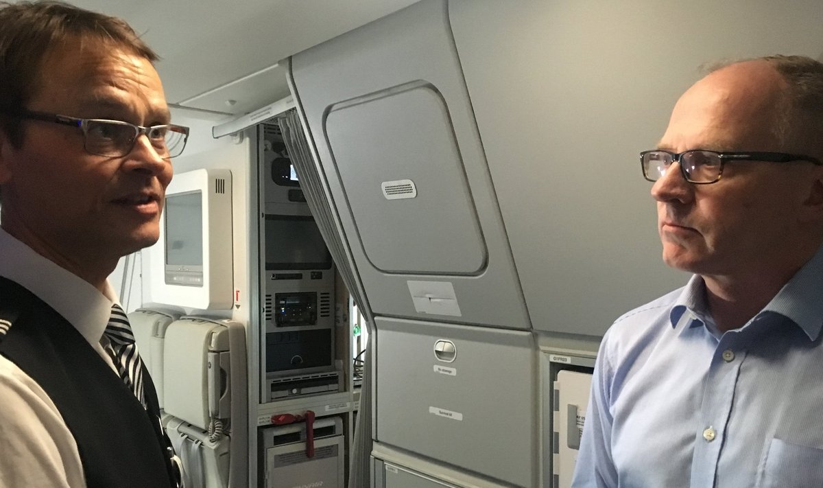 Finnairi tegevjuht Pekka Vauramo (paremal) uurib A350 lennul 30 aastat Finnairis töötanud pardameeskonna juhi käest, kuidas uued lennukid meeldivad.