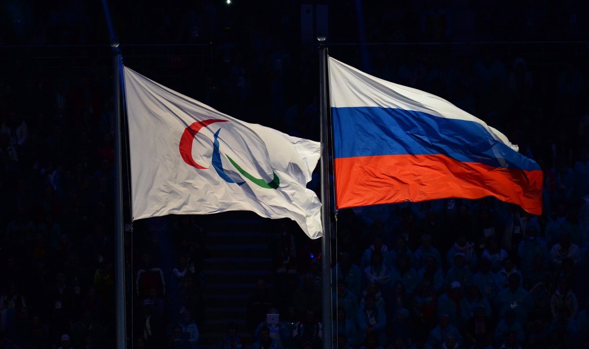 Флаги России и Международного паралимпийского комитета в Сочи в 2014 году.