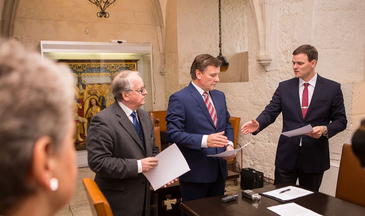Enn Eesmaa, Jaanus Tamkivi ja Madis Kallas pärast koalitsioonileppe allkirjastamist