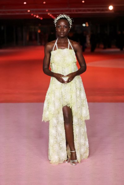 Lupita punasel vaibal Chaneli haute couture kleidis.