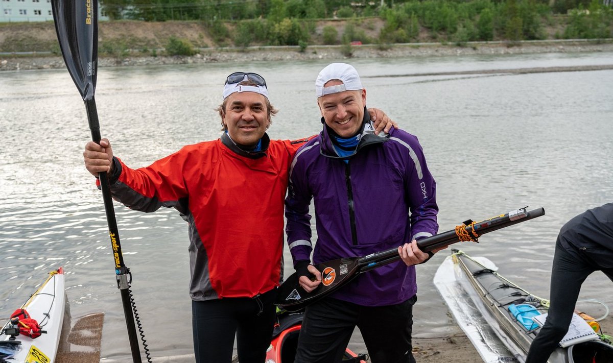 KANGED MEHED Marek Lindmaa (paremal) ja Eesti Aerutamisföderatsiooni president Martin Ilumets läbisid aerutades 715 kilomeetrit.