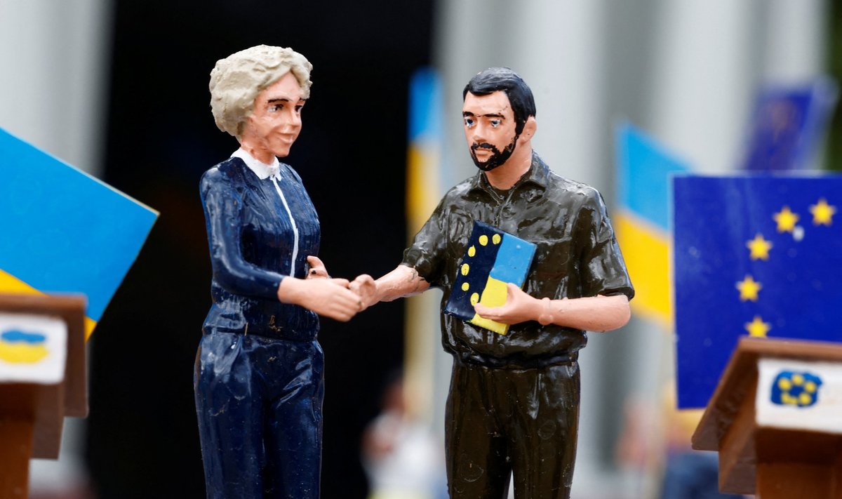 Euroopa Komisjoni ja Ukraina presidendid Brüsseli teemapargis kätlemas. Eesti loodab, et Ukraina ja Moldova alustavad tänavu ametlikult liitumiskõnelusi.