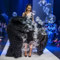 Невероятно! Ровно сотня шаров вылетает из-под платья модели Инны Жук на Таллиннской неделе моды