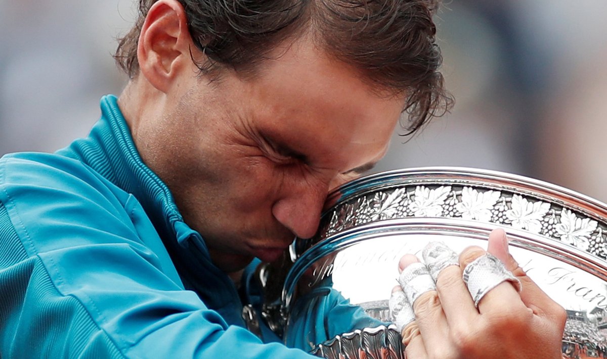 Emotsionaalne hetk. Rafael Nadal embab 11. korda Prantsusmaa lahtiste trofeed.