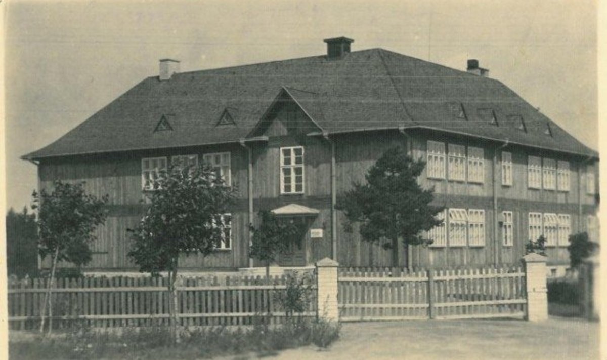 Rahumäe Algkool 1930. aastate lõpul. See maja põles maha 1985. aastal.