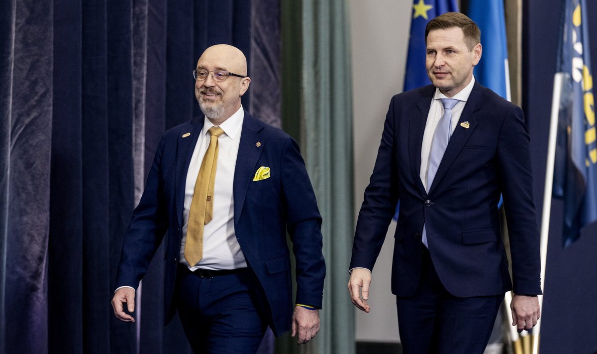 Eesti kaitseminister Hanno Pevkur (paremal) Ukraina kolleegi Oleksii Reznikoviga 8. märtsil Stockholmis