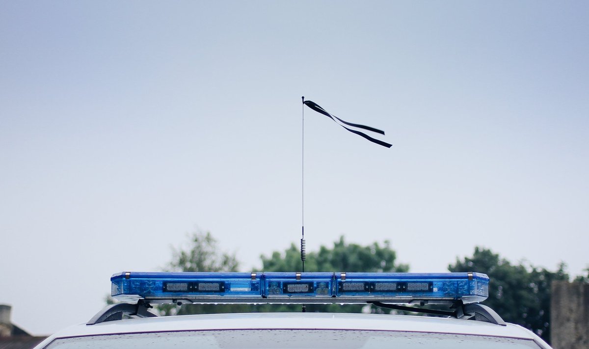 Haapsalu politseijaoskonna ees seisvatel autodel lehvivad mustad lindid