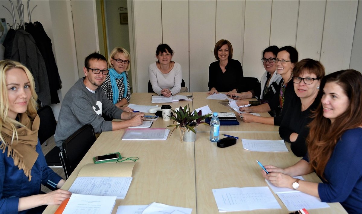Õpetaja Eva Kumpas (laua otsas, paremal) koos õpilastega sel nädalal Edukontoris toimunud käesoleva grupi teises hispaania keele tunnis.
