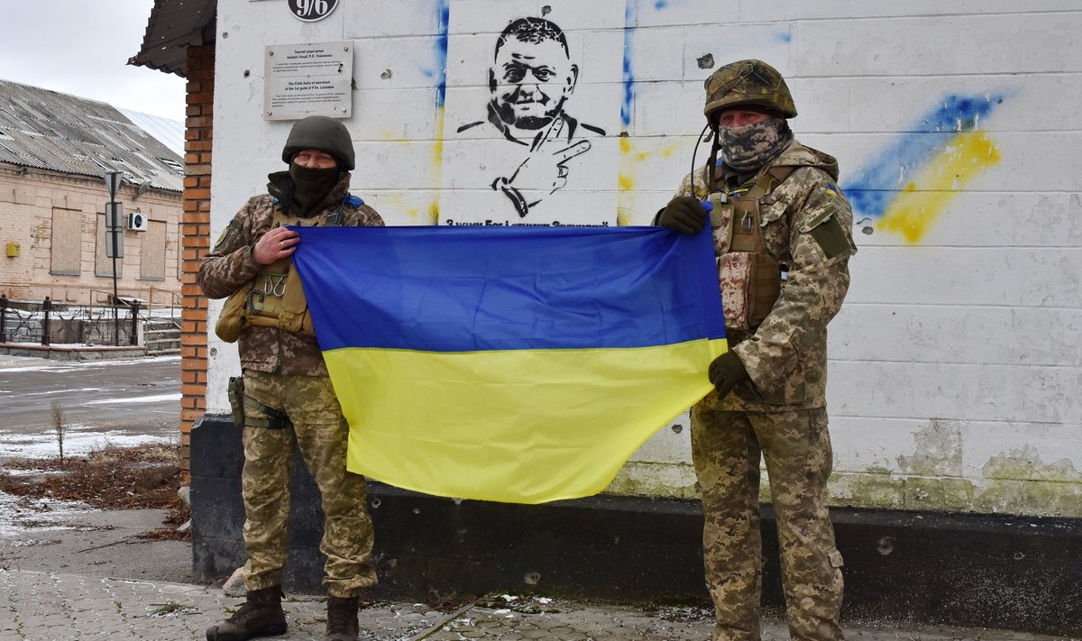 OLEME KOHAL: Ukraina sõdurid Zaporižžja oblasti linnakeses Huljaipoles, millest rindejoon venelastega ei ole kaugel. Grafiti kujul on kohal ka väejuht kindral Valeri Zalužnõi.