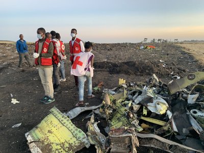 KOHUTAV ÕNNETUS: Päästetöötajad Ethiopian Airlinesi lennukatastroofi toimumispaigas.