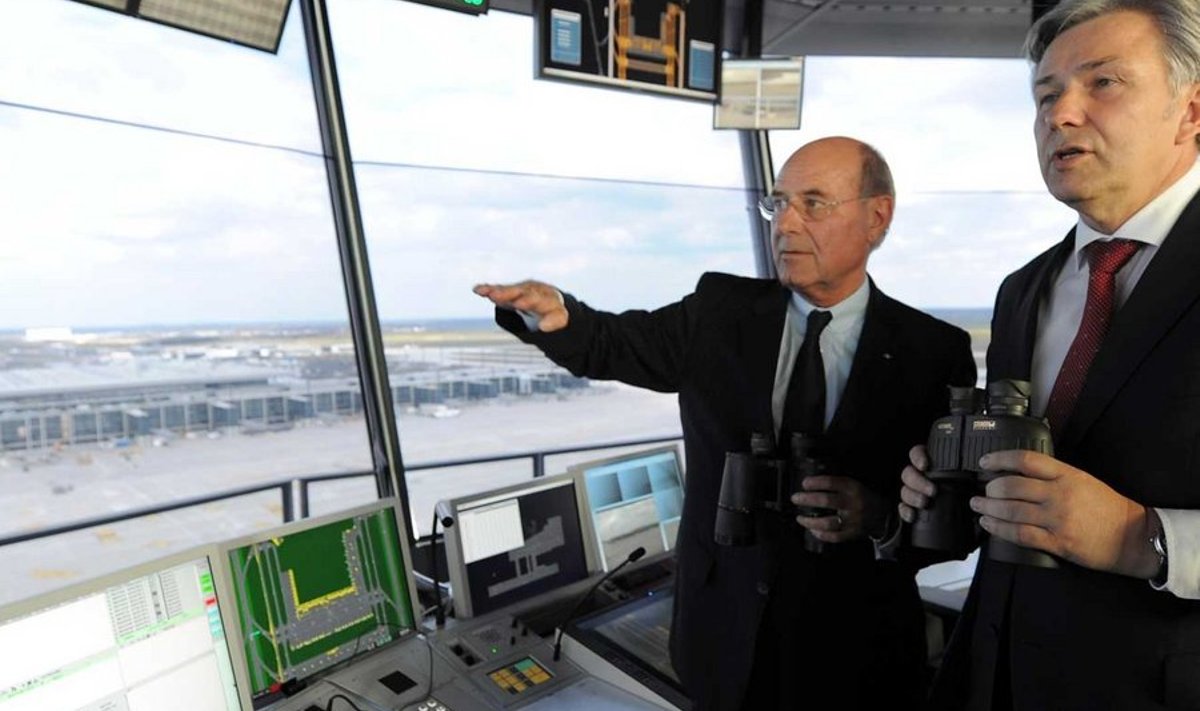 Veel aprillis sai Berliini linnapea Klaus Wowereit (paremal) uue lennujaama juhtimistorni imetleda.