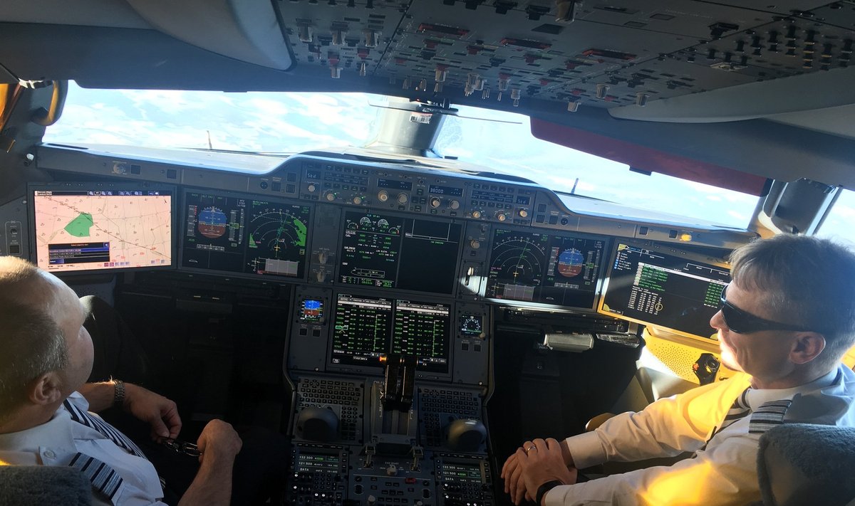 Finnairi pilootide Sami Hyttineni ja Tomi Rantaneni käsutuses on juhtpaneeli kuus omavahel ühendatud ekraani.