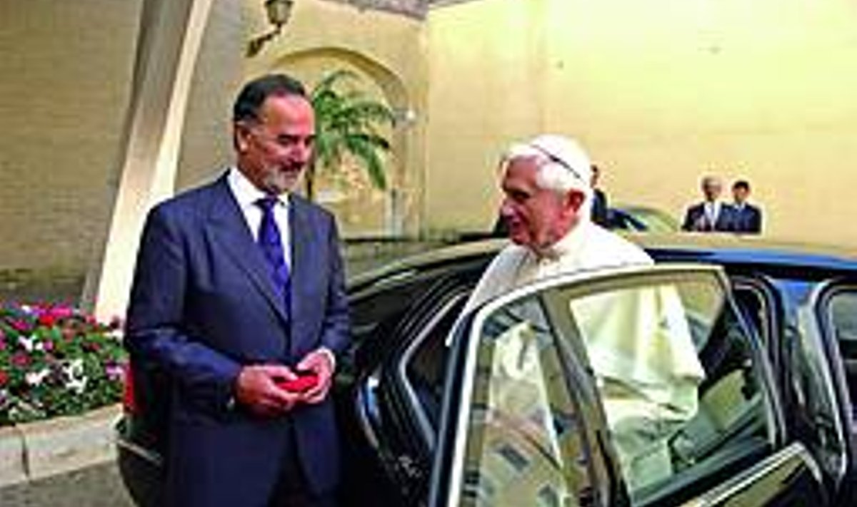 MÕNI LÄHEB, MÕNI JÄÄB: Bernd Pischetsrieder (vasakul) paavst Benedictus XVIle Volkswagen Phaetonit üle andmas. VW