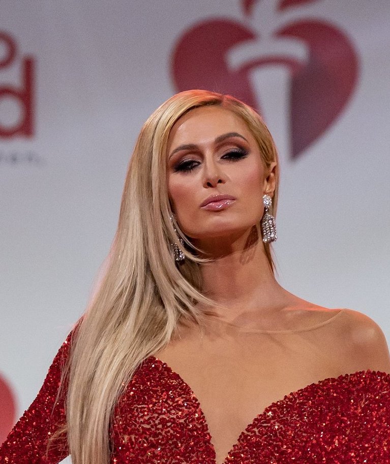 Red Dress Collectioni moelaval astus üles tuntud seltskonnategelane ja ettevõtja Paris Hilton.