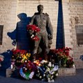 "Больно: Бронзовый солдат утопает в цветах, а павших в Освободительной войне вспоминают по праздникам"