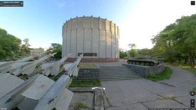 Пусковая установка ЗРК С-125. По центру здание диорамы, левее — школа №23. Справа от лестницы тот самый танк Т-34–85, тень которого различима на космоснимке «Яндекс.Карт»