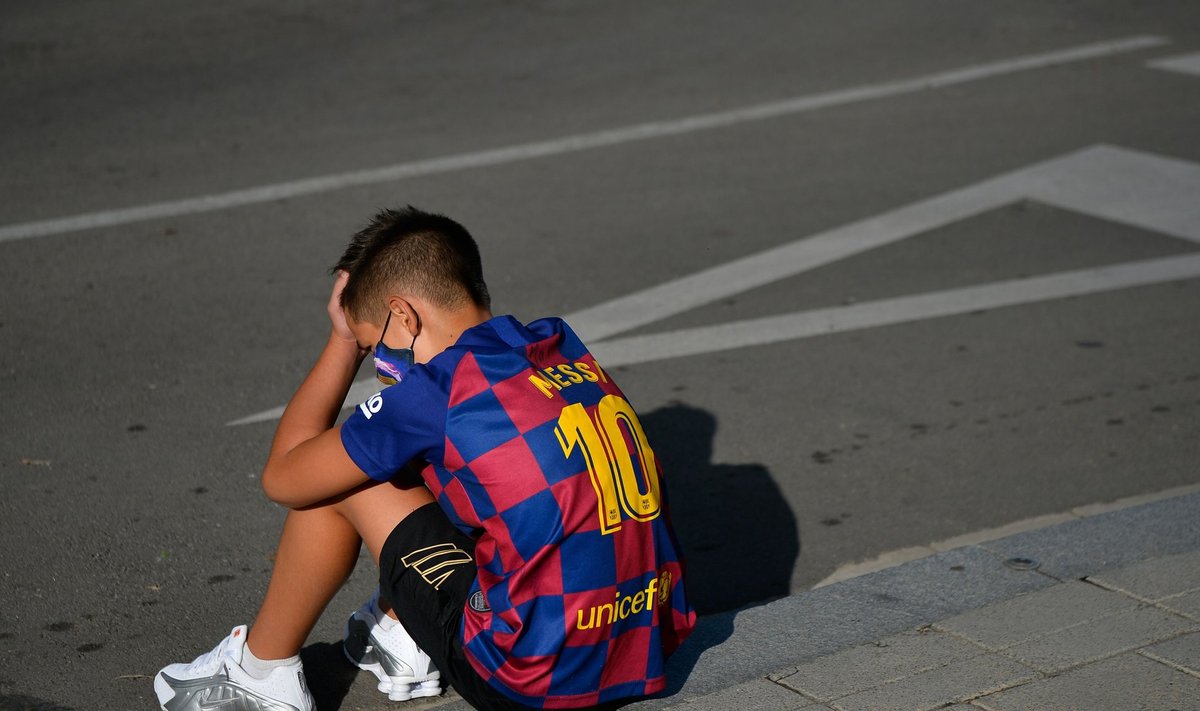 Lionel Messi särki kandev noor FC Barcelona fänn ootas meeskonna pühapäevasele kogunemisele ka oma iidolit, kuid Messi ei ilmunudki kohale.