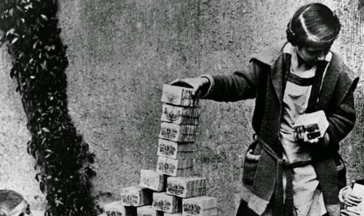 Saksa mark oli 1920ndate alguses teatud perioodil nii väärtusetu, et näiteks lapsed kasutasid rahapakke ehitusklotside asemel. (Foto: rarehistoricalphotos.com)