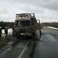 ФОТО: Автомобиль, перевозивший елочные украшения, сгорел дотла