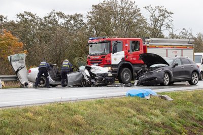 Foto 14. oktoobri Kõrkküla avariist. Paremal on must Infiniti maastur, mille aknad on jäänud terveks. Seega inimene ei saanud läbi klaasi kukkuda.