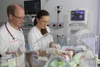 В отделении новорожденных самые маленькие пациенты получают семейно-ориентированную интенсивную терапию.