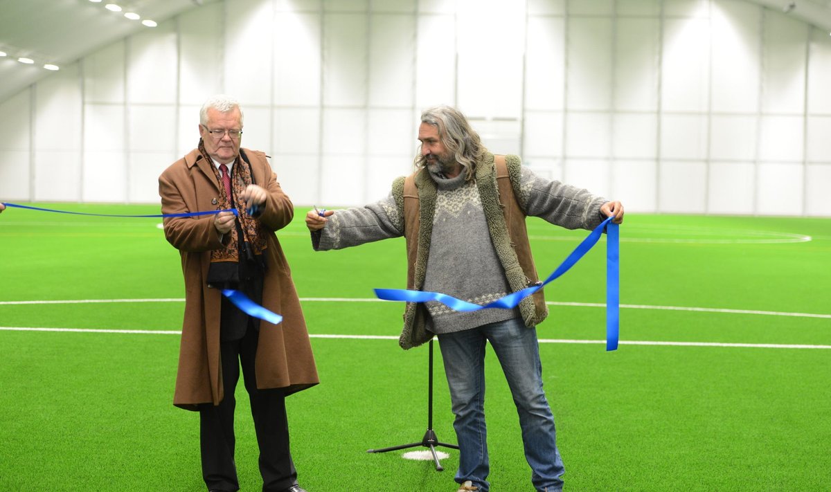 Эдгар Сависаар и Айвар Похлак на открытии футбольного холла Лиллекюла.