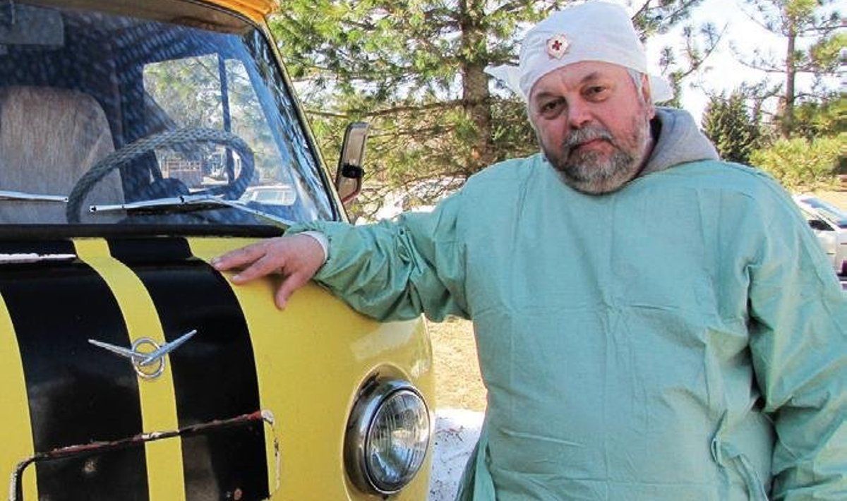 Kirurgi kitli ja mütsiga Jüri Strom tõi südamepäevale nõukogudeaegse kiirabibussi koos vastava varustusega. Foto: Ado Keskküla