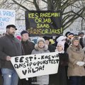 ФОТО: В Тарту сотни учителей собрались у здания Министерства образования