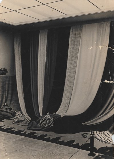 Mai Veskaru kavandatud tekstiilid näitusel Tallinna Kunstihoones. 1937