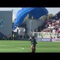 VIDEO | Itaalia Serie A jalgpallimängu ajal maandus väljakul langevarjur