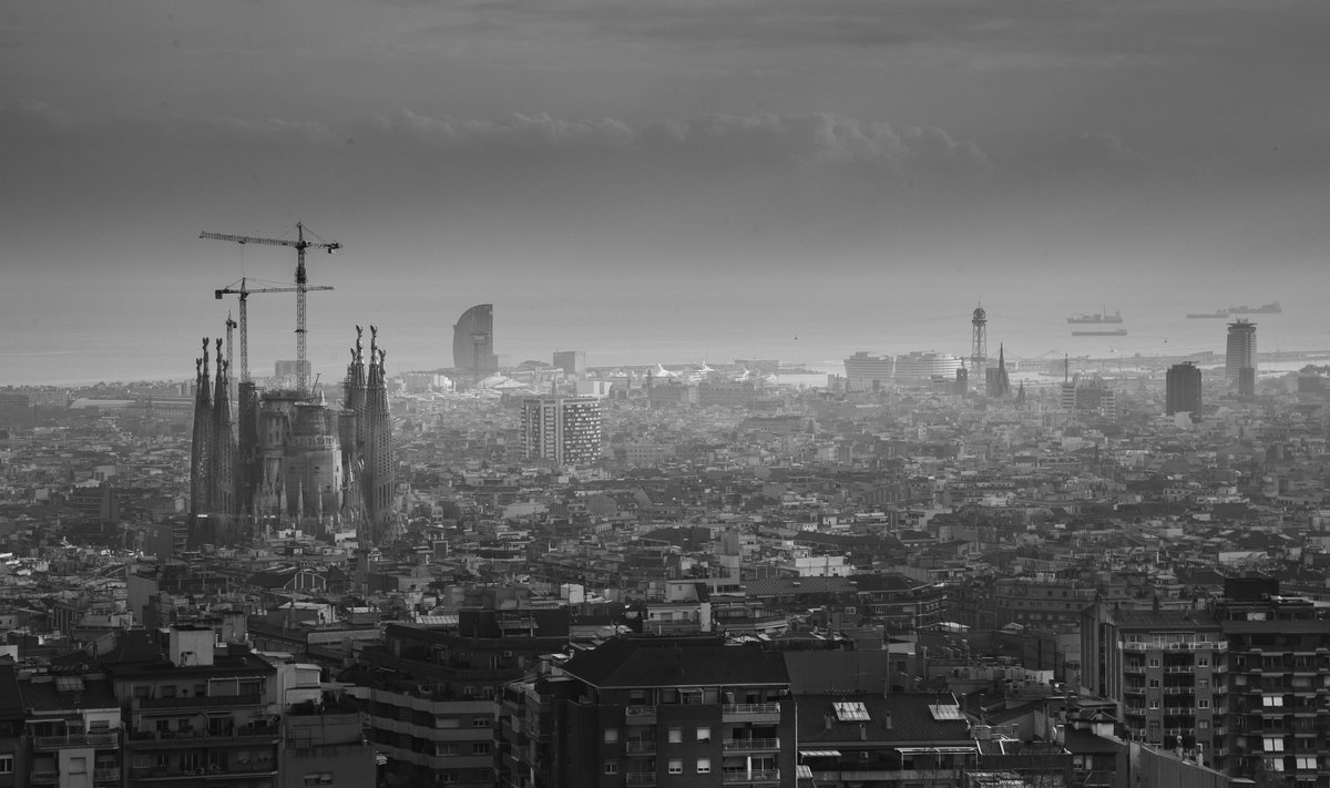 Foto on tehtud Barcelona linna sees asuvalt künkalt, kust on näha kogu linna 360kraadi panoraam. Pildi vasakus servas asetseb  La Sagrada Familia kirik, mida on ehitatud  juba üle 100 aasta ja mille järgi peamiselt Barcelona linn piltidel ära tuntakse. 