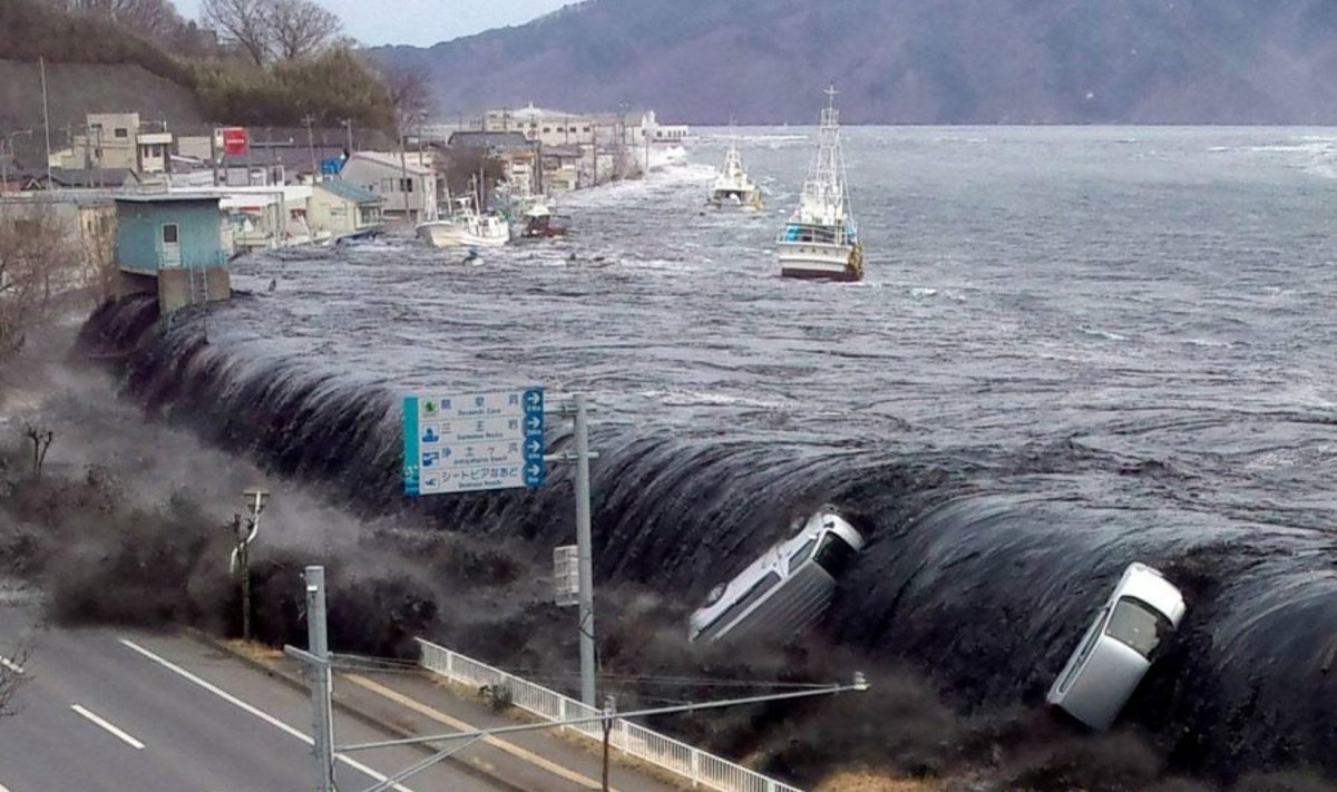 Tsunami tungib Miyako linna 11. märtsil 2011 pärast 9-magnituudilist maavärinat.