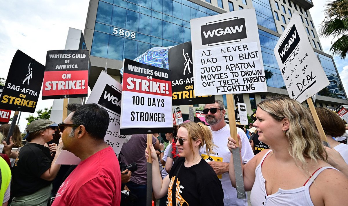 Protestijad Los Angeleses Netflixi peakontori ees 9. augustil. Voogedastajatelt nõutakse peamiselt õiglast ja läbipaistvat tasustamist.
