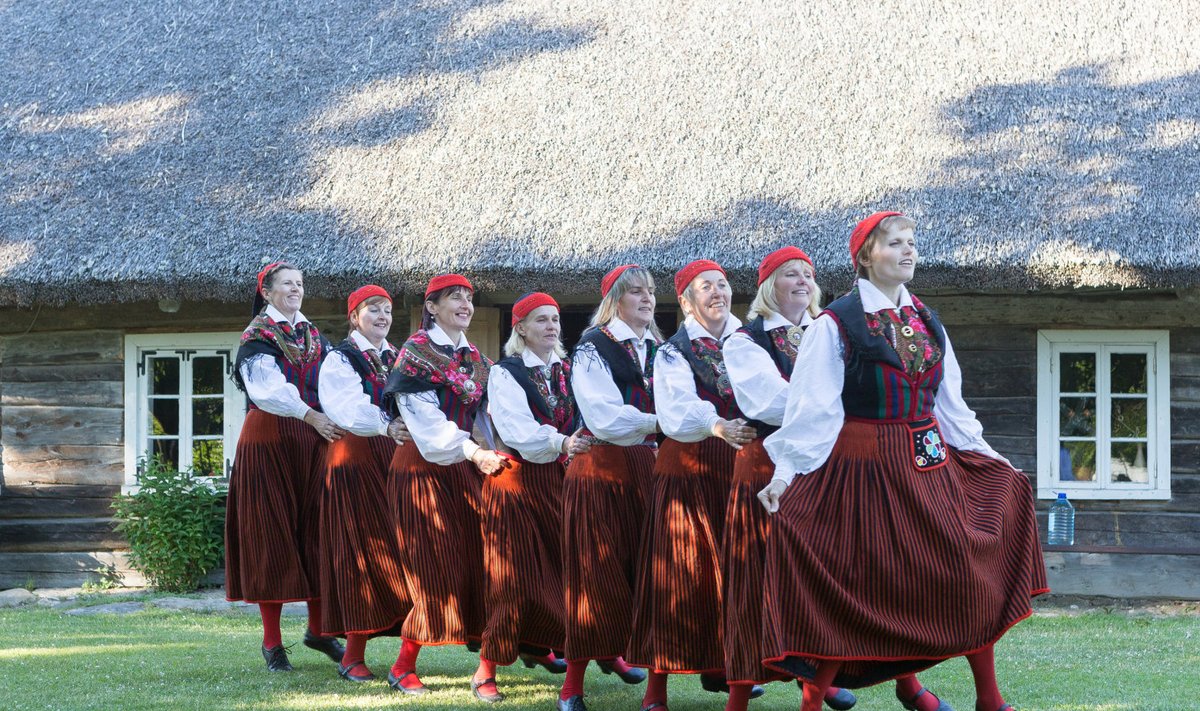 Folklooriansambel Tõllu Tütred 2014. aasta Saaremaa Suvesimmanil.