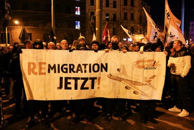 Magdeburgis toimus laupäeval rändevastane meeleavaldus. „Remigratsioon ja kohe!“ nõuab tekst plakatil.