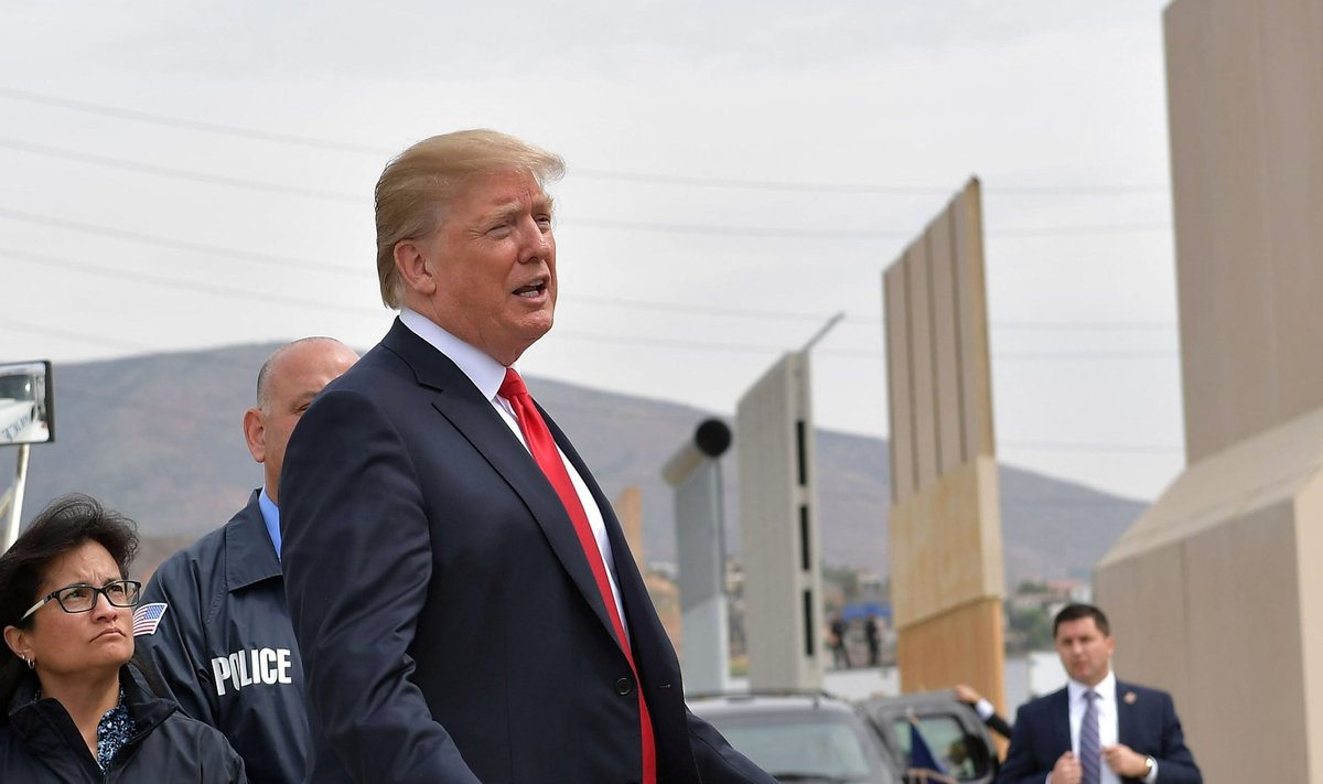 TÖÖLE, POISID: „See saab olema üks väga hea müür ja mehhiklased maksavad!“ Donald Trump tänavu kevadel San Diegos müüri näidistega tutvumas.