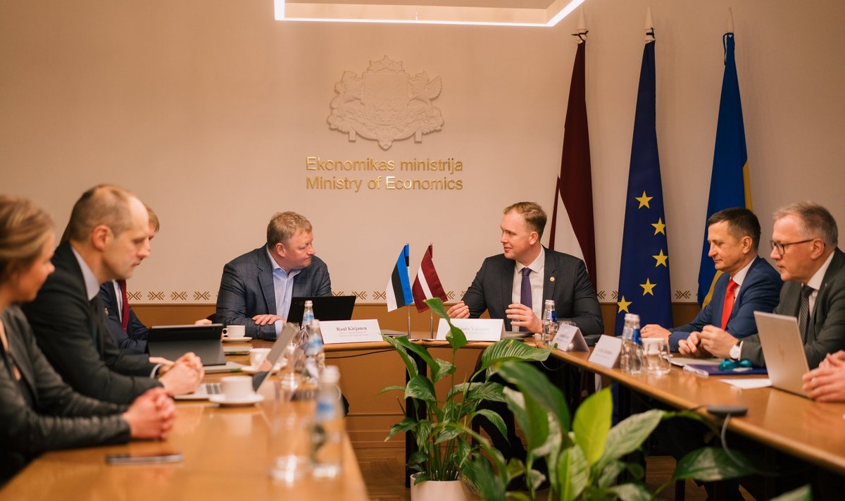 Raul Kirjanen allkirjastas 15. märtsil koostöömemorandumi Eesti ettevõtte Fibenol ja Läti majandus-, rahandus-, põllumajandus-, energeetika- ja kliimaministrite ning Läti Investeerimis- ja Arenguagentuuri (LIAA) vahel biorafineerimistehase investeeringu projekti elluviimiseks.