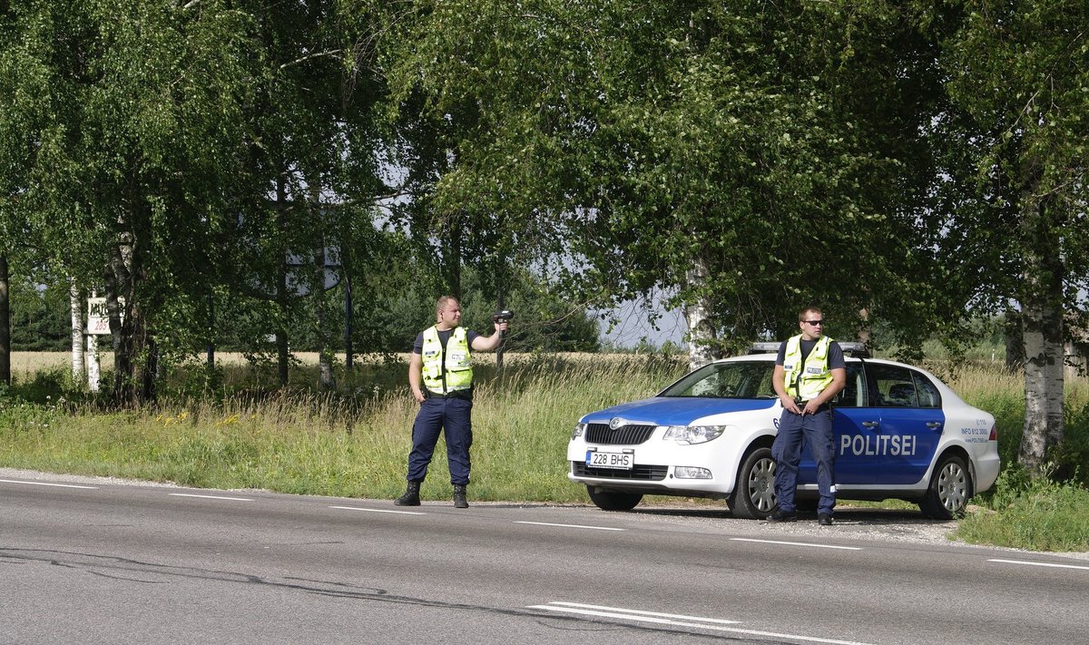 Marek Mõttus (vasakul) ja Anvar Vakk töötamas Aovere tankla lähedal, kus mullu leidis aset ränk õnnetus. 