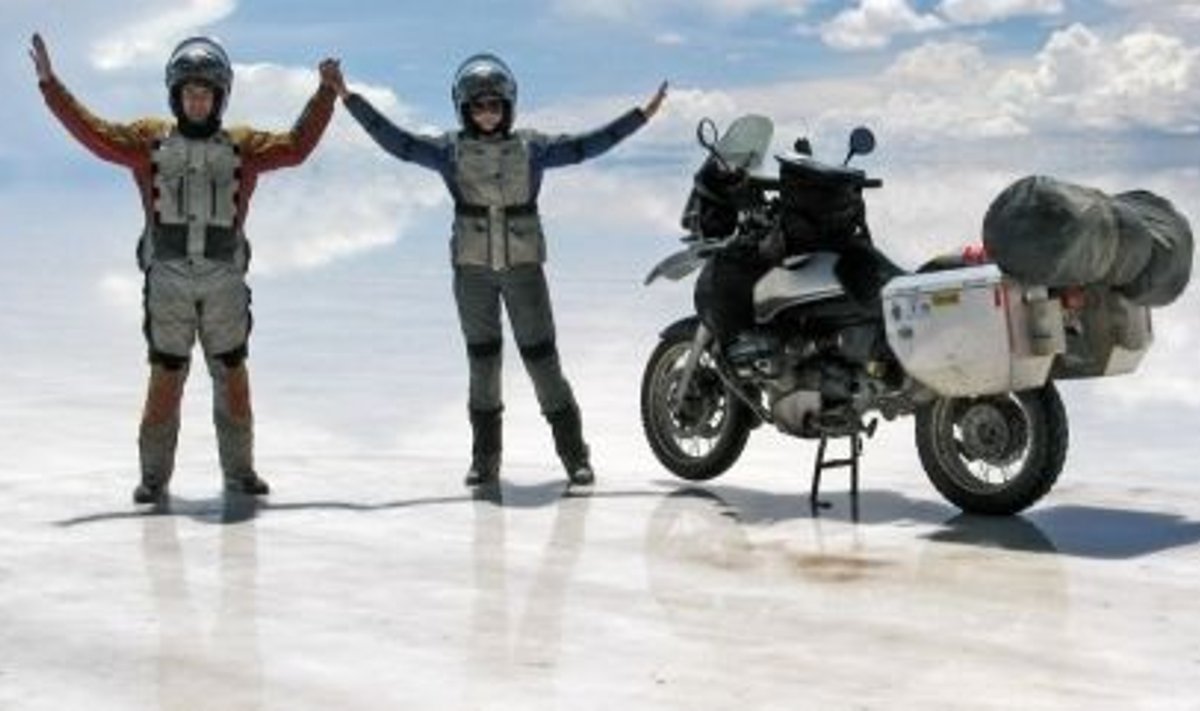 Meeskond ulmelisel Uyuni soolajärvel Boliivias