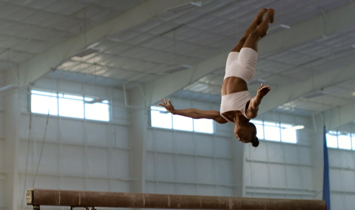 Simone Biles poomil harjutamas. Just sel alal võitis ta kõige kiuste Tokyo olümpiamängudel pronksmedali.