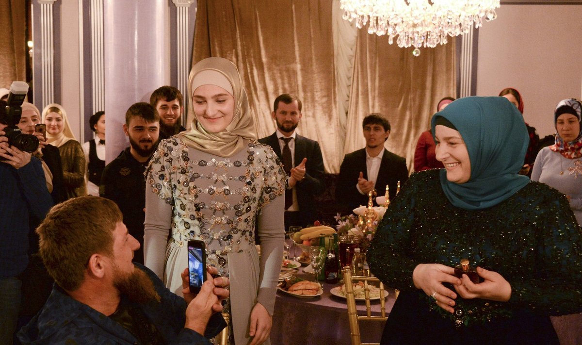 Avalikkuses liigub Tšetšeenia juht Ramzan Kadõrov ainult oma ametliku abikaasa Medniga (paremal). Sel 2017. aasta fotol viibivad nad tütar Aišati (keskel) juhitava perekondliku moemaja Firdaws etendusel.