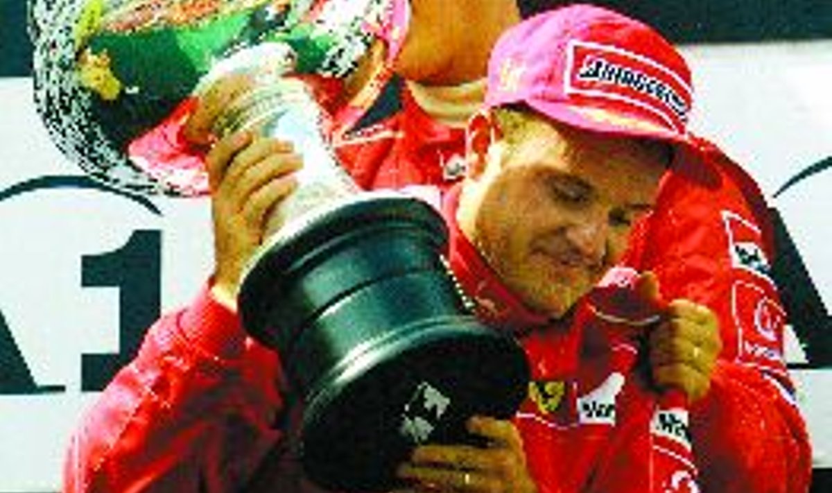 KAKS KAOTAJAT: Võitjakarikas on küll Rubens Barrichello käes, kuid finišijoone ületas esimesena Michael Schumacher (taga). AFP