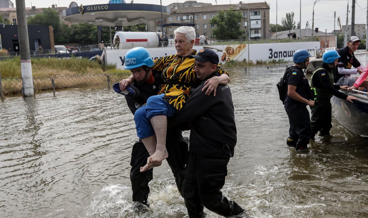 КАТАСТРОФА НА КАХОВСКОЙ ГЭС | Журналисты стали свидетелями обстрела во  время спасательной операции: „Было больно смотреть, как пожилые люди падают  на землю“ - Delfi RUS