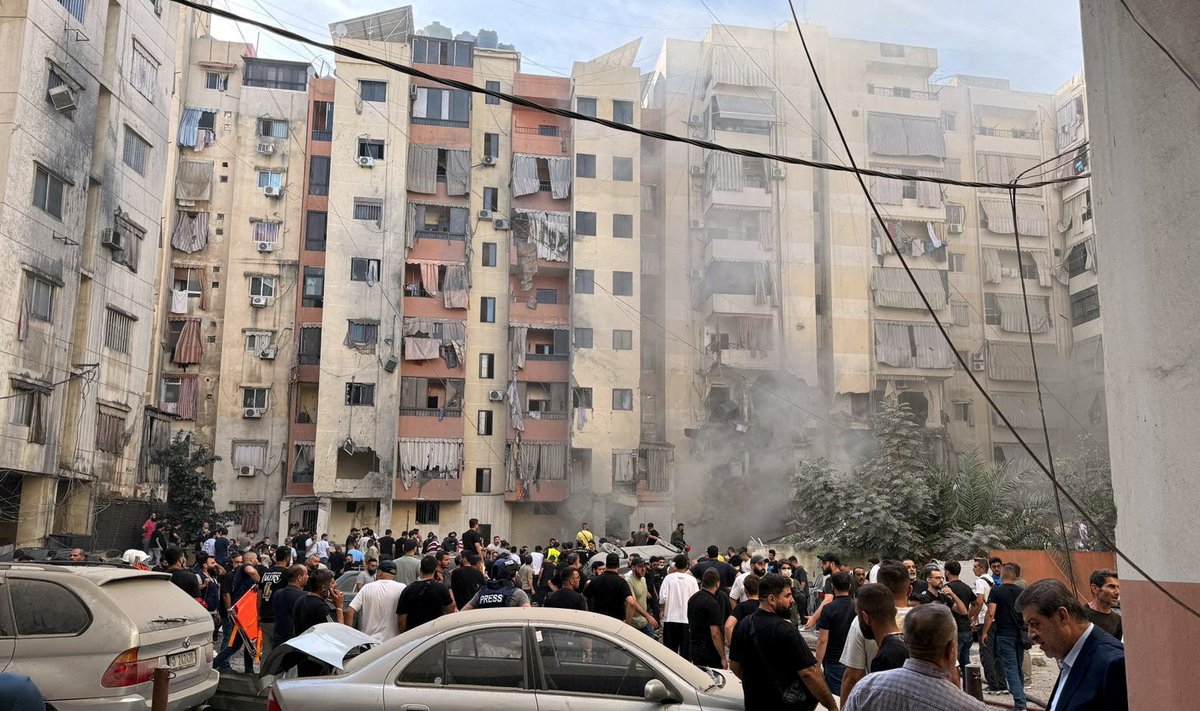 Inimesed uurivad Beiruti lõunapoolsetes eeslinnades toimunud Iisraeli rünnaku sündmuskohta