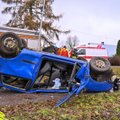 FOTOD | Viljandimaal sõitis auto teelt välja ja paiskus katusele. Juht viidi haiglasse