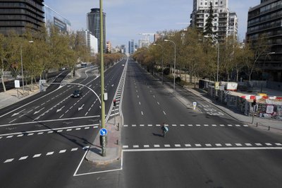 Madridi tavaliselt rahvarohke La Castellana avenüü oli eile tühi.