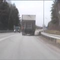 ВИДЕО: Усталый водитель грузовика создал несколько опасных ситуаций на шоссе Таллинн-Нарва