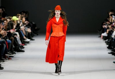 Ukraina moenädala laval kandis modell moelooja Daria Chuprina rõivaid esitledes korsetti mantli peal. Sinna sobiks aga ideaalselt hoopis efektne lai vöö.