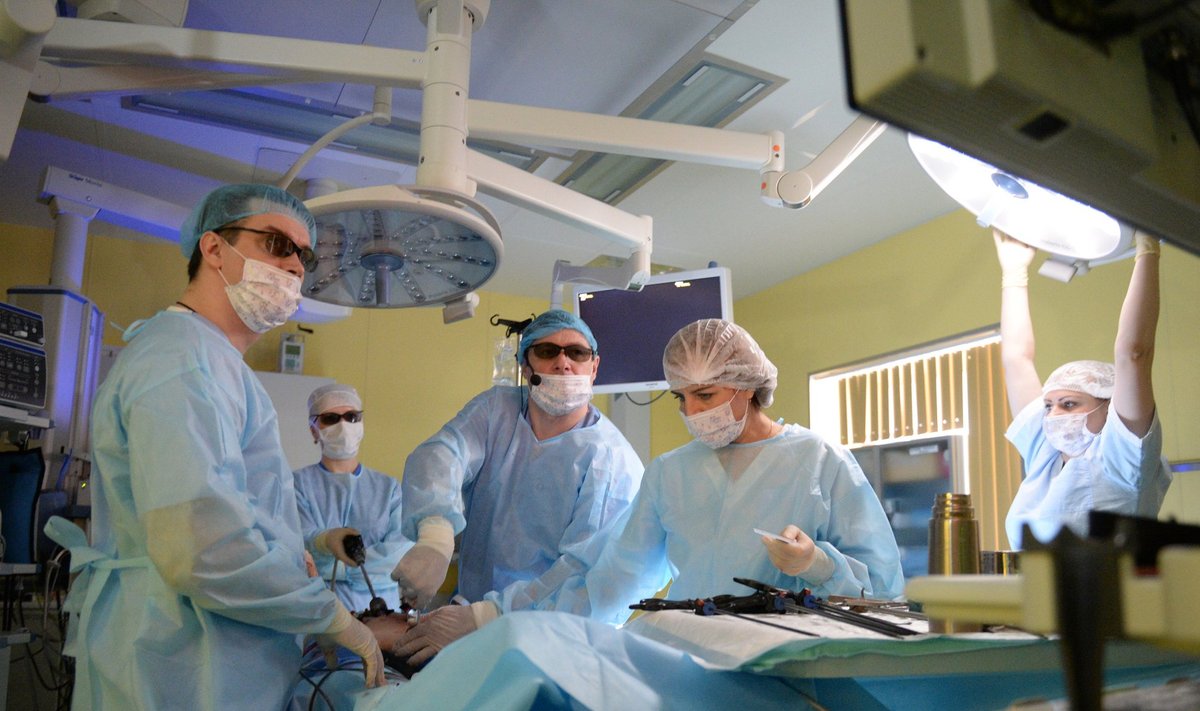 Venemaa kirurgid 3D prillidega operatsiooni läbi viimas. 