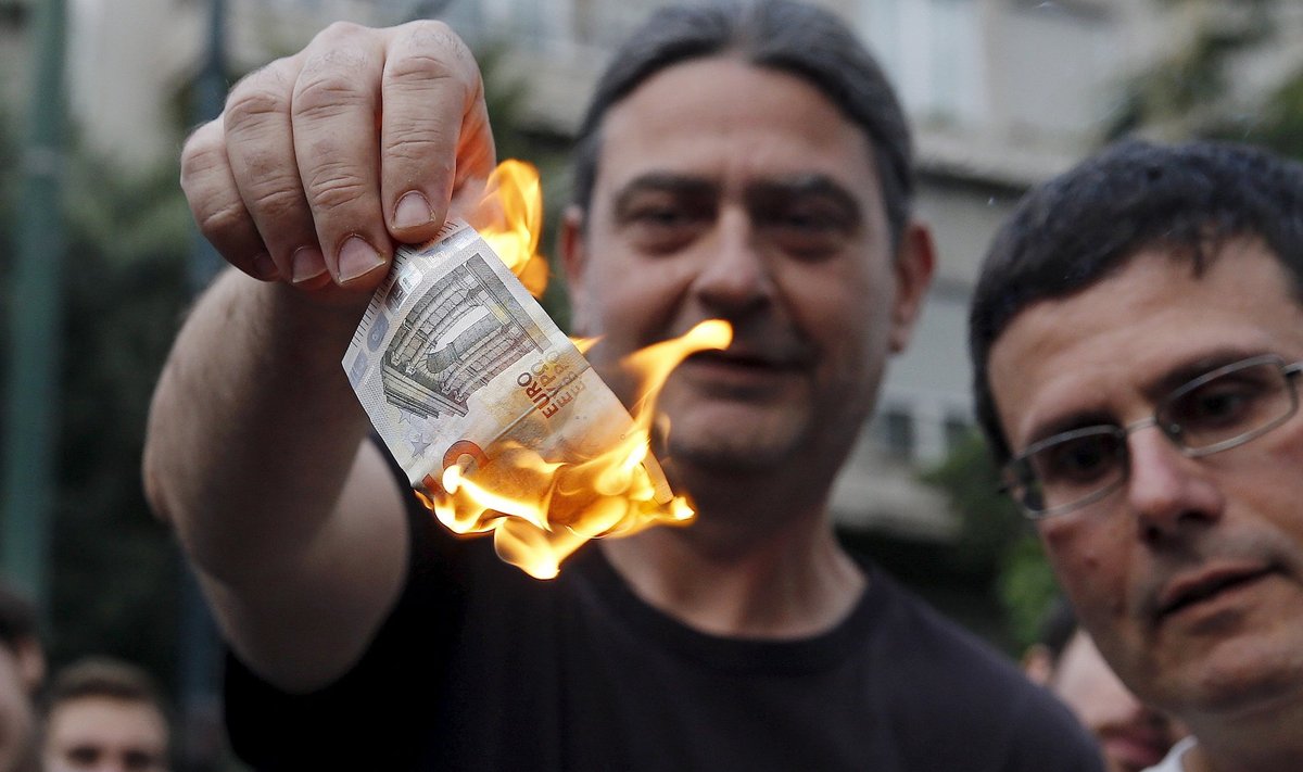 Kasinusmeetmete vastu protestijad põletasid tähelepanu püüdmiseks Ateenas Euroopa Liidu esinduse juures raha. Arvestades Kreekas sularaha väljavõtmisele kehtestatud piiranguid on isegi viieeurone kupüür saanud palju tähendusrikkamaks kui seni.